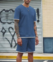 Traje deportivo de hombre con bloques de color, pantalones cortos de dos piezas, cuello redondo y camiseta de manga corta. - details 17