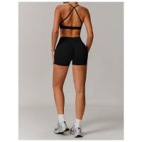 Una mujer con pantalones cortos de yoga de cintura alta que levantan la cadera sobre pantalones cortos deportivos ajustados, adelgazantes y para correr. - details 17