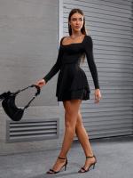 El vestido de mujer se cierra y muestra una falda corta de cuello cuadrado delgado - details 5