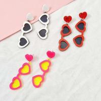 Kuguys - Hermosas gafas de sol para mujer, aretes colgantes en forma de corazón, joyería acrílica de playa Trcal de verano, blanco, rosa y rojo - details 7