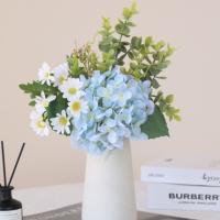 Ramo de eucalipto y hortensias artificiales de lujo, flores de hortensia elegantes y realistas, arreglo floral de plástico - details 3