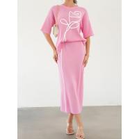 Conjunto de dos piezas para mujer, top de punto de manga corta holgado con cuello redondo abstracto simple de verano y falda recta a la cintura. - details 4