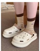 Los estudiantes usan la versión coreana de moda y creativa de los zapatos con agujeros, zapatillas geniales de cabeza de bolsa de paso de mierda de suela gruesa suave de EVA de verano para mujer - details 46