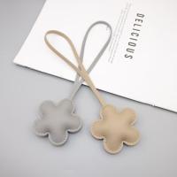 Llavero de flores de cuero PU a la moda, llavero de coche, colgador de cuero PU de moda, colgante de bolso de 13 colores de dibujos animados para mujer - details 2