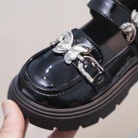 Mary Janes-zapatos de cuero con hebilla de mariposa de Metal para niños, calzado de moda clásica para niñas medianas y grandes, primavera y otoño, novedad de 2024 - details 12