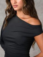 Vestido de mujer con cuello inclinado y hombros delgados - details 5