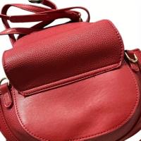 Bolso bandolera ajustable para mujer - Poliéster duradero de color rojo vibrante, compartimento espacioso para teléfono, lápiz labial y documento de identidad - Elegante y funcional para el desplazamiento diario, compras, trabajo - details 3
