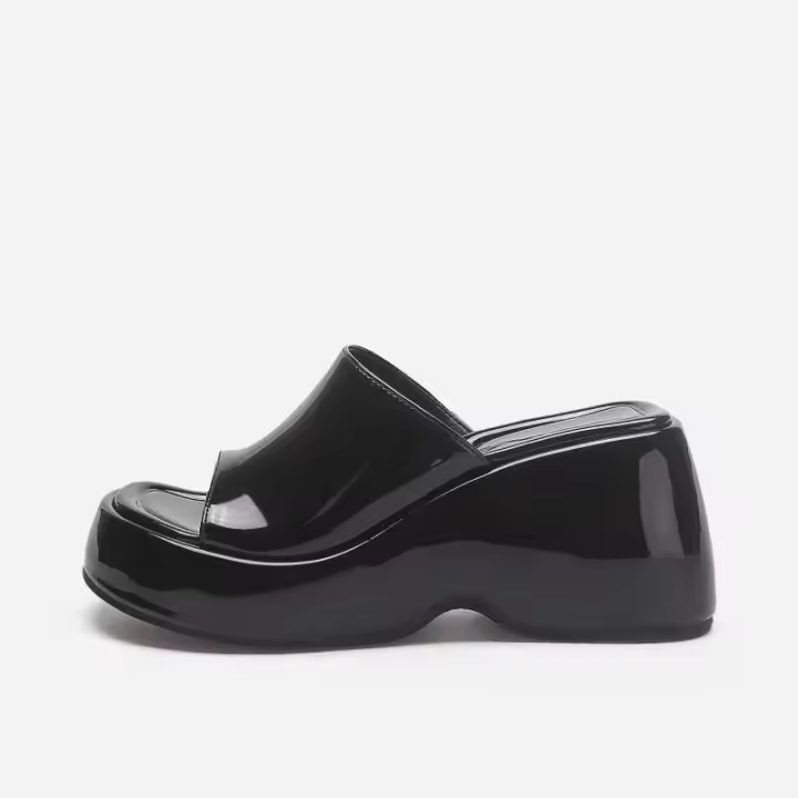 Sandalias antideslizantes de fondo grueso de verano 2024, tacones altos con forro de cuero lacado, zapatillas de playa, diseño de mujer - 1