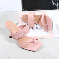 Tacones altos versátiles con punta cuadrada y tacón de aguja con tiras tejidas de una línea para pantuflas de gran tamaño. - details 19