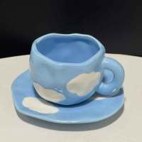 Rejilla pintada a mano con bajo esmalte, floretes de tulipán, cielo azul y nubes blancas, taza y platillo de café, taza y platillo de cerámica irregular exprimidos a mano - details 6