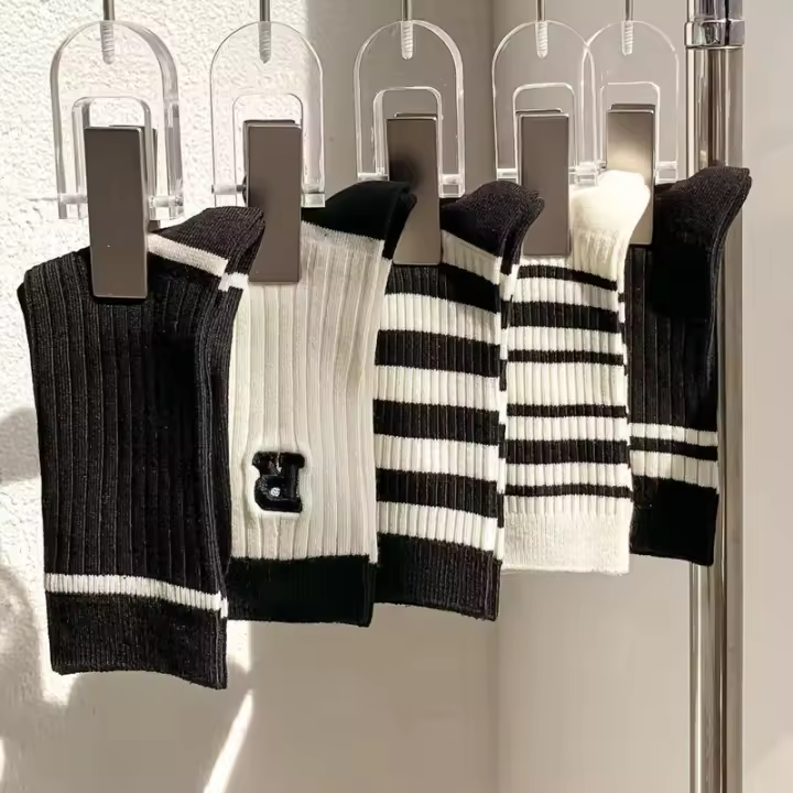 Calcetines a Rayas para Mujer Suaves y Transpirables, 65% Poliéster, 35% Algodón, Longitud Media, Ropa de Calle, Otoño e Invierno - 1