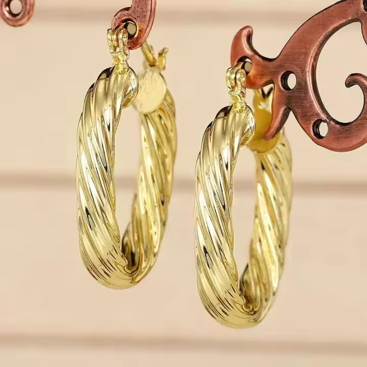 Patrón de tallado giratorio dorado para mujer serie Huitan-2025, pendientes redondos de moda, joyería de Metal multifuncional - 1