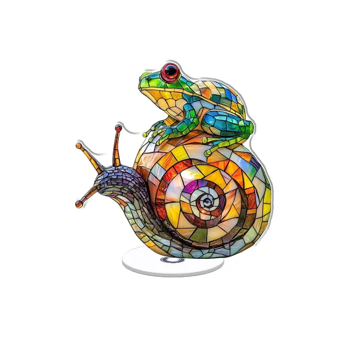 Adorno acrílico giratorio que muestra una rana vibrante sobre un caracol con detalles intrincados y un acabado transparente, que combina elegantemente la naturaleza y el arte. - 1