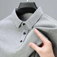 Polo de hombre de manga larga estilo gofre con letras informales en el cuello - details 6