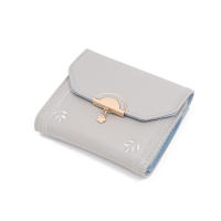 Cartera de diseño único para mujer, estilo corto, colgante de hoja a la moda, tarjetero para estudiante, monedero plegable para mujer 2025 - details 11