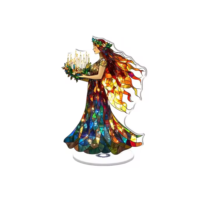 Adorno acrílico giratorio con una mujer como Santa Lucía con el pelo largo y una corona de velas cantando en colores vibrantes sobre un fondo blanco - 1