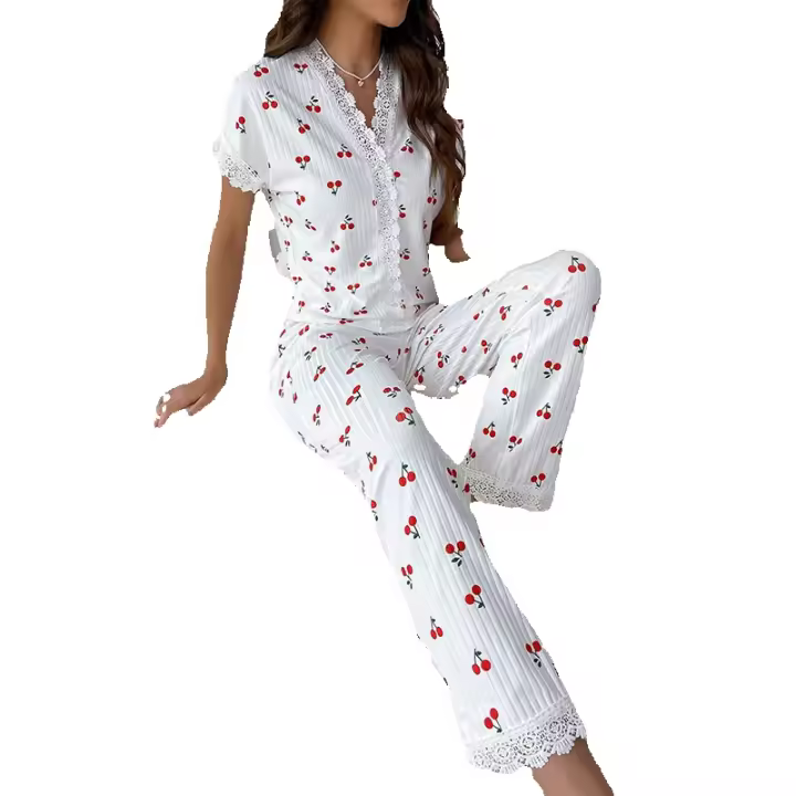 Conjunto de dos piezas de pijama con top y pantalones con ribete de encaje y estampado de cerezas para mujer, conjunto informal y cómodo de manga corta y pantalones, ropa de dormir para todas las estaciones, pijamas para mujer, conjunto de salón para muje - 1
