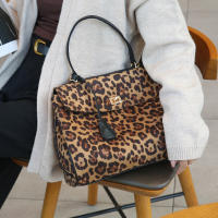 2025 nuevo bolso de mensajero de hombro portátil de gran capacidad con estampado de leopardo, bolso de mano premium para viajeros, bolso Kelly multifuncional - details 5