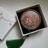 Espejo de mano portátil de estilo chino, espejo cosmético de madera con relieve de flor de urracal, borlas de pescado, espejo de maquillaje de bolsillo para vacaciones - details 7