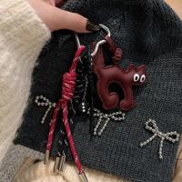 Llavero clásico de cuero con forma de gato, colgante encantador para coche, bolso, colgante para teléfono, baratija, accesorios - details 0
