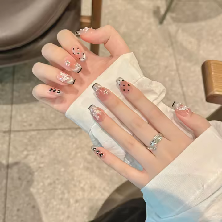 Uñas postizas cortas francesas con decoración de mariposa blanca y rosa dulce, uñas a presión hechas a mano, uso único, estilo gato. - 1