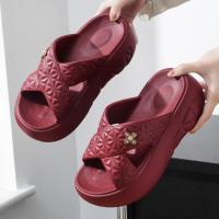 Nuevas zapatillas gruesas de moda para mujer, sandalias antideslizantes resistentes a los olores con suela suave para interiores y playa - details 6