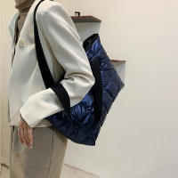 Bolso de mano de algodón con almohadilla espacial para mujer, bolsa de viaje de hombro acolchada, de gran capacidad, impermeable, a la moda, Invierno - details 15