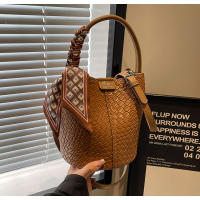 Bolso de mano de mujer nuevo de primavera y otoño de nicho de moda 2025, bolso de hombro versátil de moda, bolso de cubo tejido. - details 29