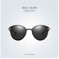 El conductor masculino conduce gafas de sol polarizadas metálicas para deslumbrar las gafas de sol - details 23