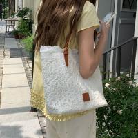 Bolso de hombro de encaje ahuecado de gran capacidad, bolso de mano de ganchillo con flores, bolsos ligeros tejidos con flores para mujer - details 10