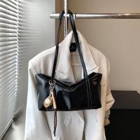 Bolso tipo almohada estilo Boston coreano con colgante, bolso tipo dumpling de PU de color sólido, diseño minoritario vintage para mujer, bolso de hombro para ir al trabajo. - details 2