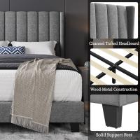 Cama tapizada con cabecera a rayas con alas de láminas de madera y metal, cama matrimonial color beige. - details 13