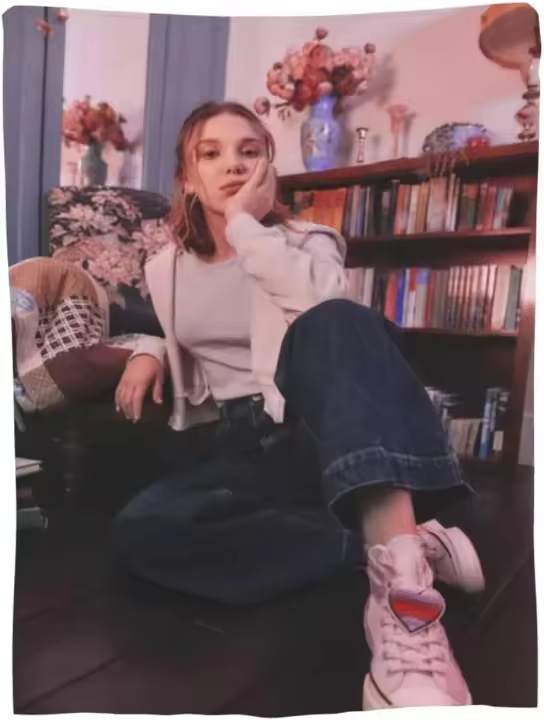 Manta Ligera de Vellón de Millie Bobby Brown Ideal para Cama, Sofá, Decoración de Hogar - 1