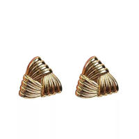 Pendientes plisados ​​de plumas retro con temperamento de nicho, pendientes triangulares envueltos con rayas doradas para mujer - details 4