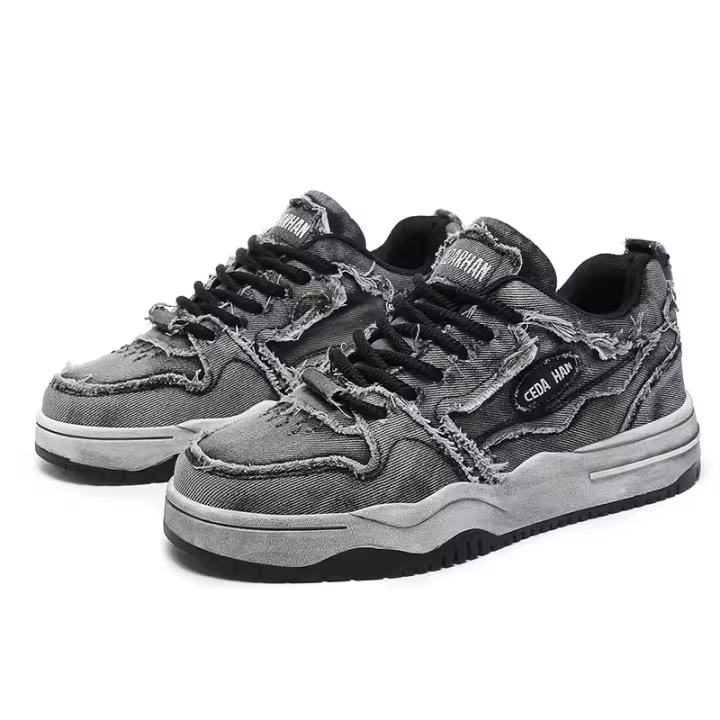 Zapatos de skate retro de mezclilla personalizados para hombre, zapatos deportivos versátiles para hombre, pareja de deportes al aire libre y zapatos casuales. - 1