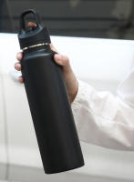 Botella de agua aislada de acero inoxidable con aislamiento al vacío de doble pared, botella de agua con tapa de asa. Adecuado para ciclismo al aire libre. - details 1
