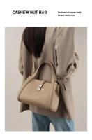 Bolso bandolera cruzado de piel de vaca con capa frontal y bolso de mano tipo cesta vegetal para mujer - details 11
