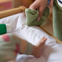 Bañera Cambiador Bebé 2 en 1, 0-12 M (máx 11 kg), Fácil de Mover 4 Ruedas con Freno, Múltiples Compartimentos Almacenamiento, Colchón Cambiador Acolchado, Fácil Drenaje, Gris Mist - details 23