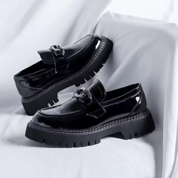 El vestido de charol de suela gruesa es un calzado informal cómodo, informal y antideslizante para hombre. - 1