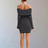Vestido corto informal de punto con hombros descubiertos y manga larga a rayas para vacaciones en la playa - details 2