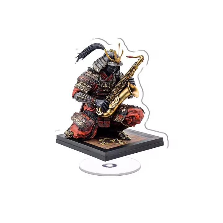 Una pantalla acrílica giratoria que muestra a un samurai con una armadura adornada tocando un saxofón con ondas sonoras kanji brillantes sobre un fondo blanco impecable. - 1