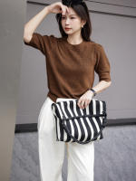 Bolso de mano informal de gran capacidad, de lona a rayas, con un solo hombro oblicuo. - details 5