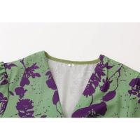 Vestido plisado de manga corta con cuello en V - details 4
