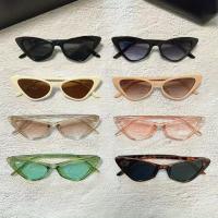 Gafas de Moda Estilo Retro Ojo de Gato para Mujeres y Hombres - Elegantes Monturas Pequeñas Vintage con Marco Brillante de Plástico y Lentes Oscuros, Perfectas para Atuendos Casuales y Modernos - details 5