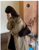 Bolso bandolera retro de gamuza para mujer de la colección europea - Bolso de hombro ajustable color café con cierre de cremallera, bolso minimalista para ir al trabajo, bolso bandolera informal, bolso de diseño europeo, acabado de textura suave - details 24