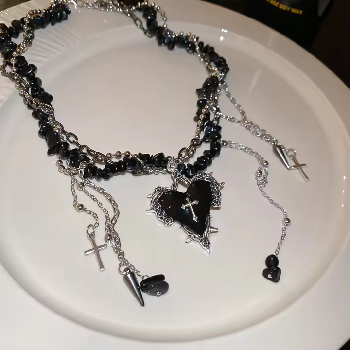Collar con Colgante de Corazón Rojo y Cruzes - Joyería Punk Gótica para Mujer, Diseño Detallado y Duradero - 1