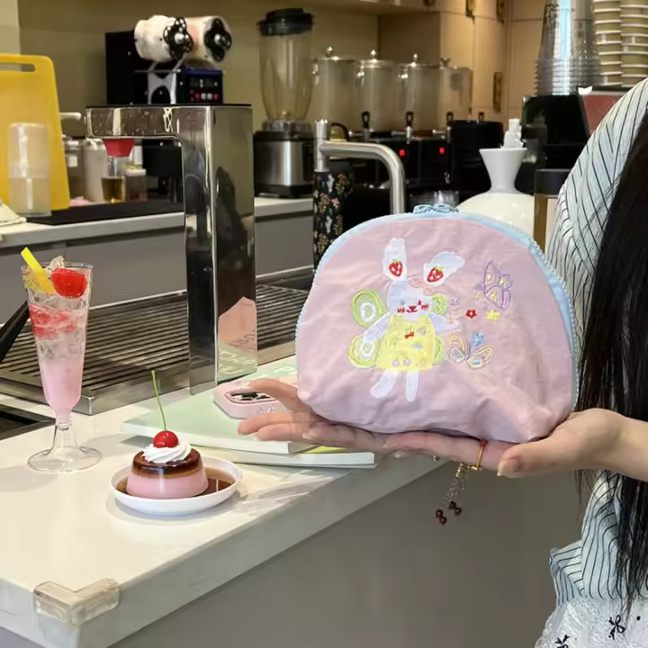 Bolsa de cosméticos con bordado de dibujos animados, bolsa de maquillaje de nailon con animales de tela, bolsa de almacenamiento portátil ligera para el cuidado de la piel, almacenamiento de lápiz labial - 1