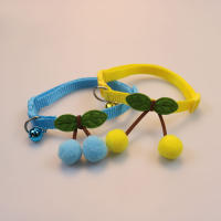Collar de Mascotas de Peluche Accesorio de Cuello con Campana de Cereza para Perros y Gatos - details 2