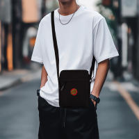 Bolso de hombro para hombre: tela Oxford deportiva, correa ajustable, accesorio informal para viajes diarios y al aire libre, negro con logotipo rojo, bolsa de viaje segura | Bolso con detalle de logotipo | Bolso de hombro duradero, bolso cruzado - details 6