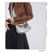 Bolso de mensajero de textura premium de verano para mujer 2024 nuevo bolso de bajo de nicho plateado de moda bolso de locomotora punk de hombro - details 3